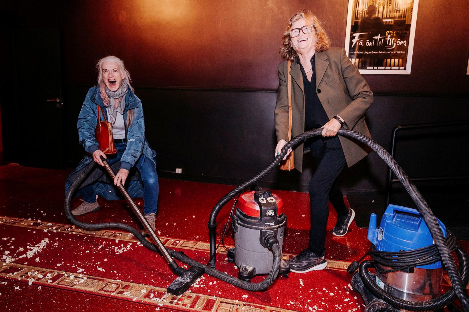 Anna Ingólfsdóttir og Selma Ósk Kristiansen ryksuguðu rauða dregilinn af …