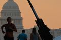 Washington Hábyssa Bandaríkjahers af gerðinni M777 sést hér uppstillt til sýnis fyrir gesti og gangandi í National Mall-almenningsgarðinum.
