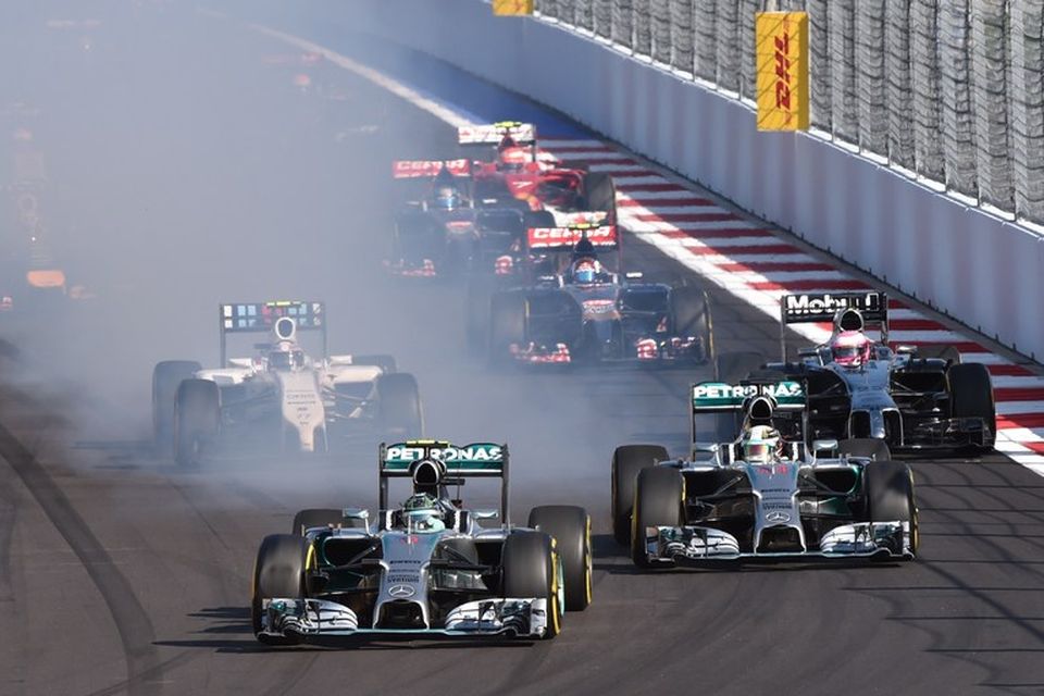Nico Rosberg bremsaði of seint eftir að hafa náð forystu af Hamilton og eyðilagði dekkin …
