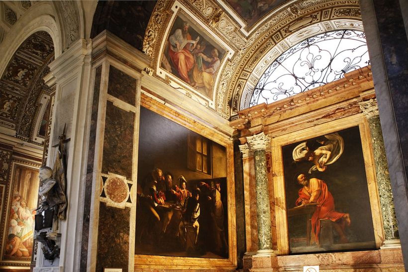 Þrjú stór málverk ertir Caravaggio eru í hinni litlu Contarelli-kapellu …