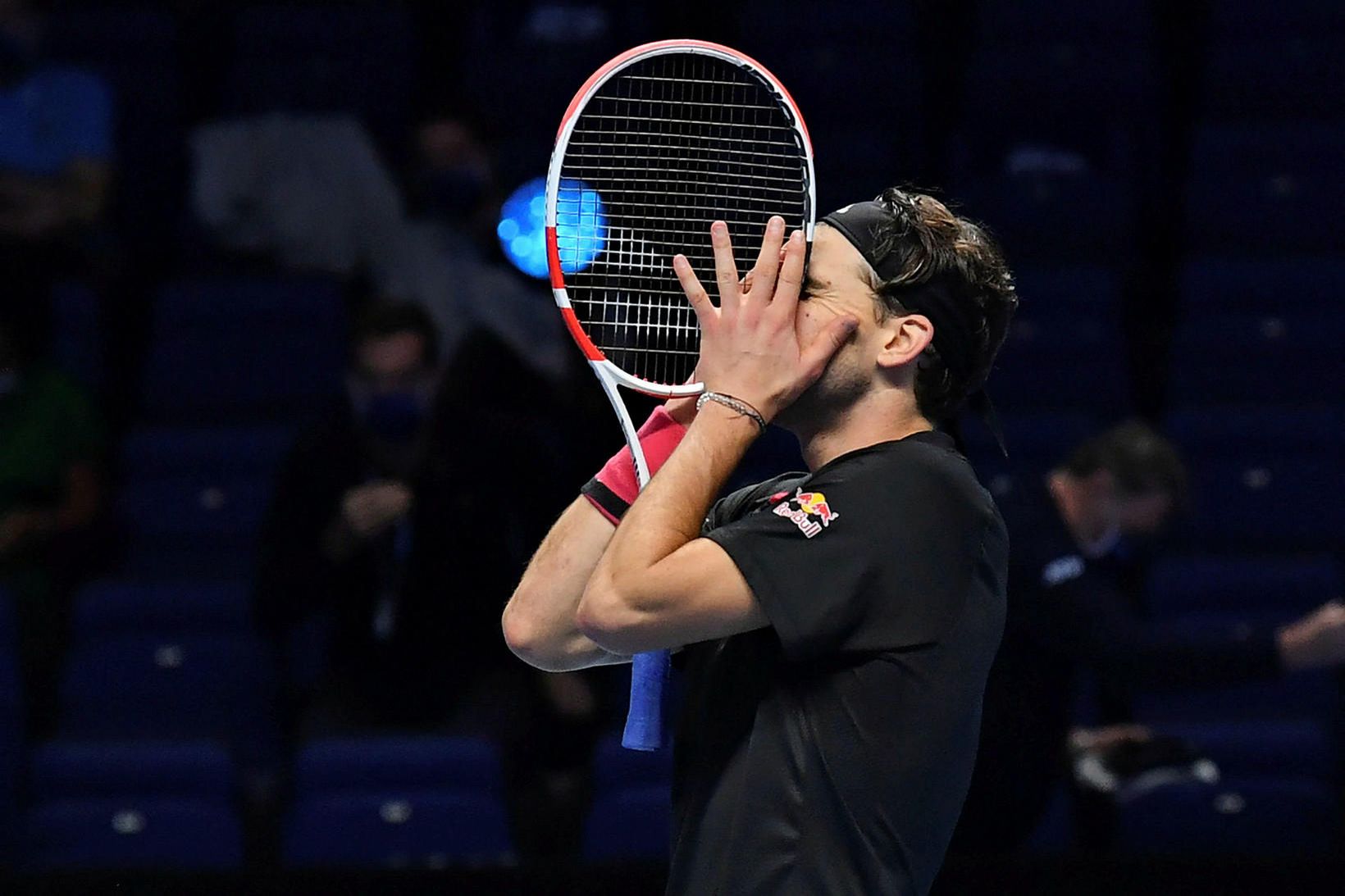 Dominic Thiem fagnar sigrinum á Novak Djokovic.
