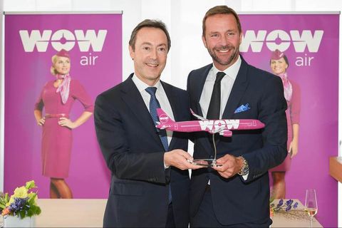 Skúli Mogensen (right) and CEO of Airbus Fabrice Brégier (left).