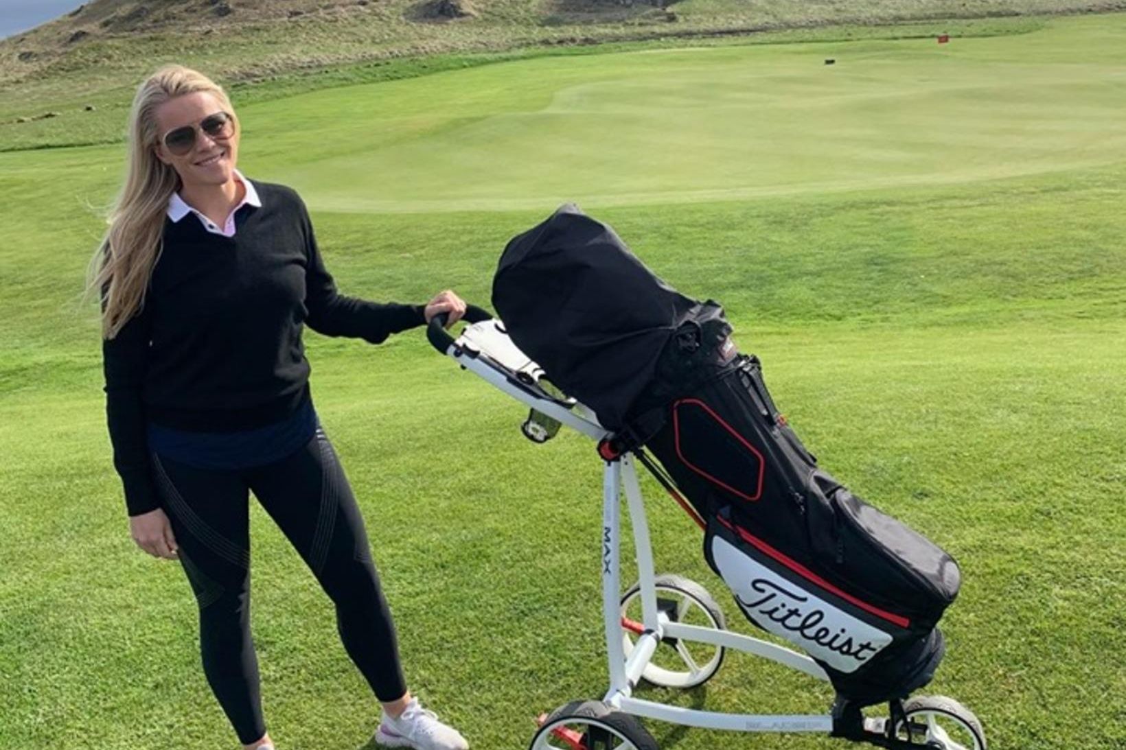 Edda Hermannsdóttir tekur sig vel út á golfvellinum.