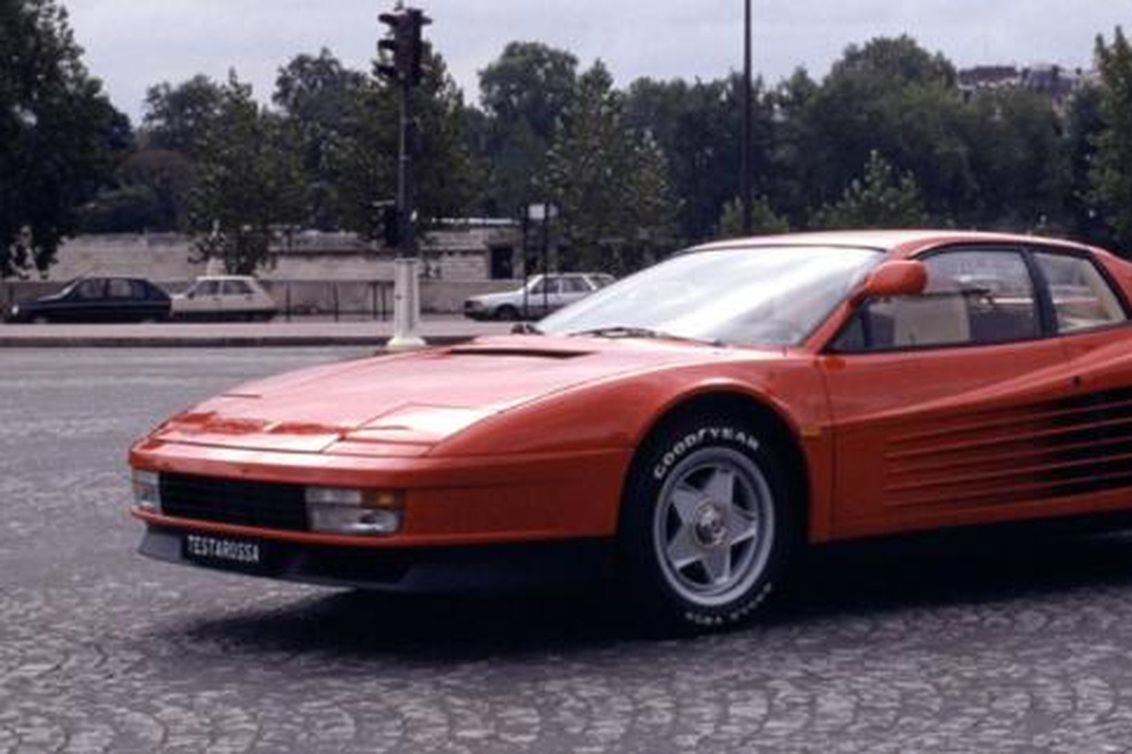 Rauður Ferrari Testarossa, ágerð 1984.