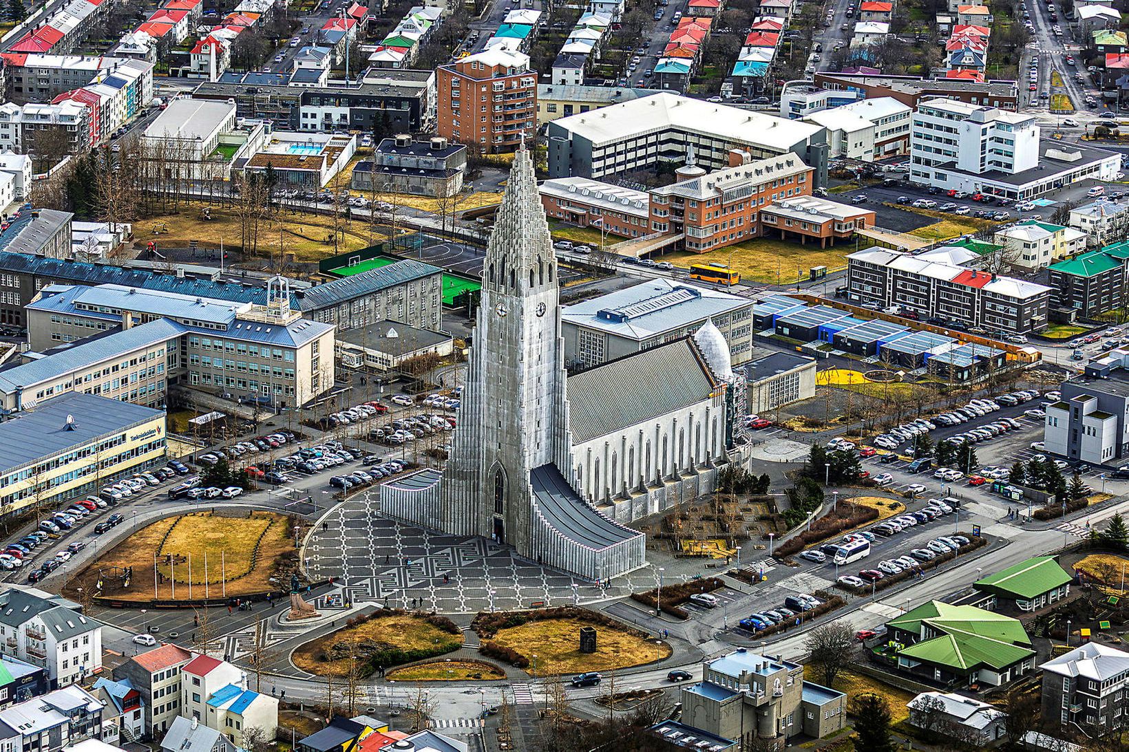 Mundaði þrjá hnífa og bar meint fíkniefni