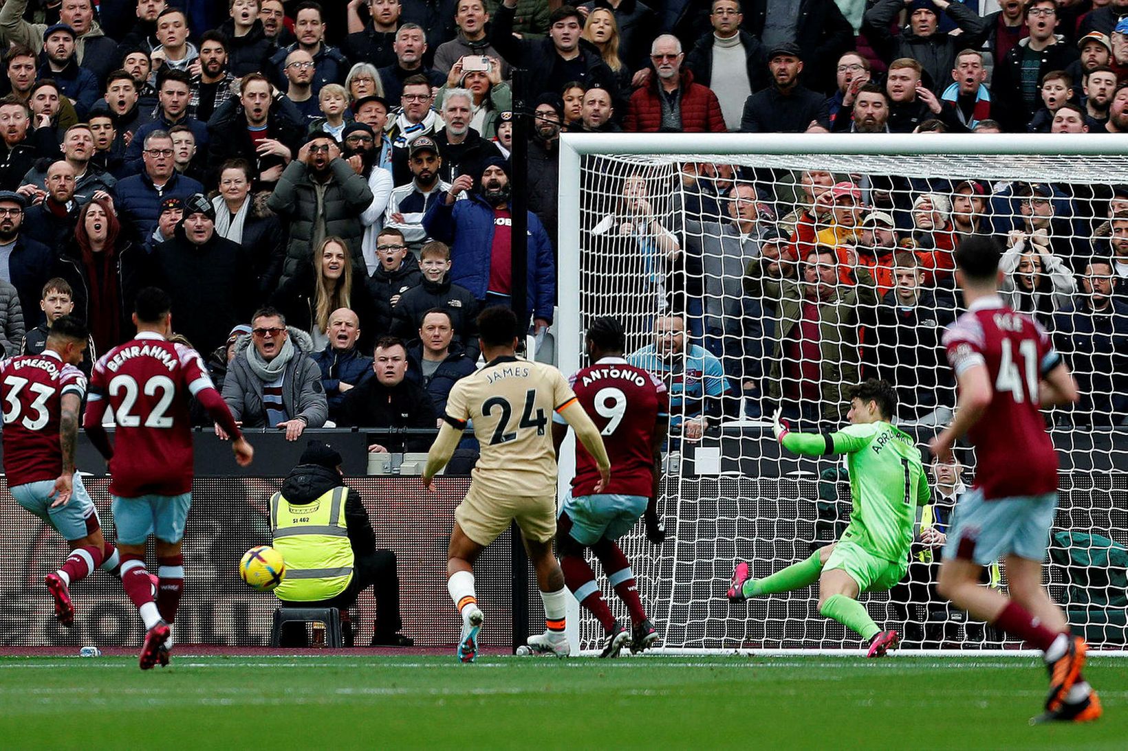 Emerson jafnar metin fyrir West Ham í dag.