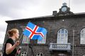 Alþingi Þingað um ESB og Icesave í sól og sumaryl á heitu sumri 2009.