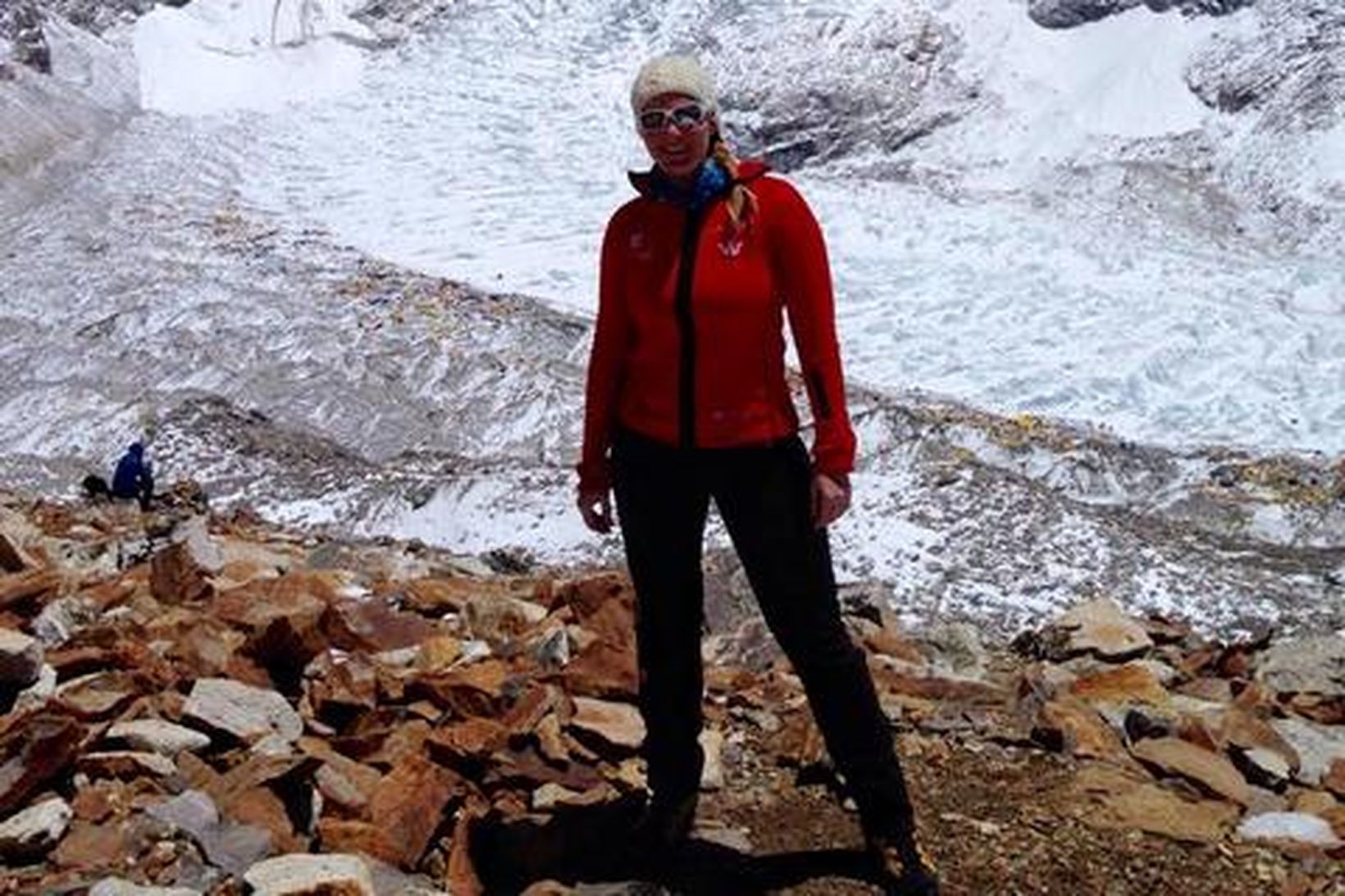 Vilborg Arna með tind Everest í baksýn.