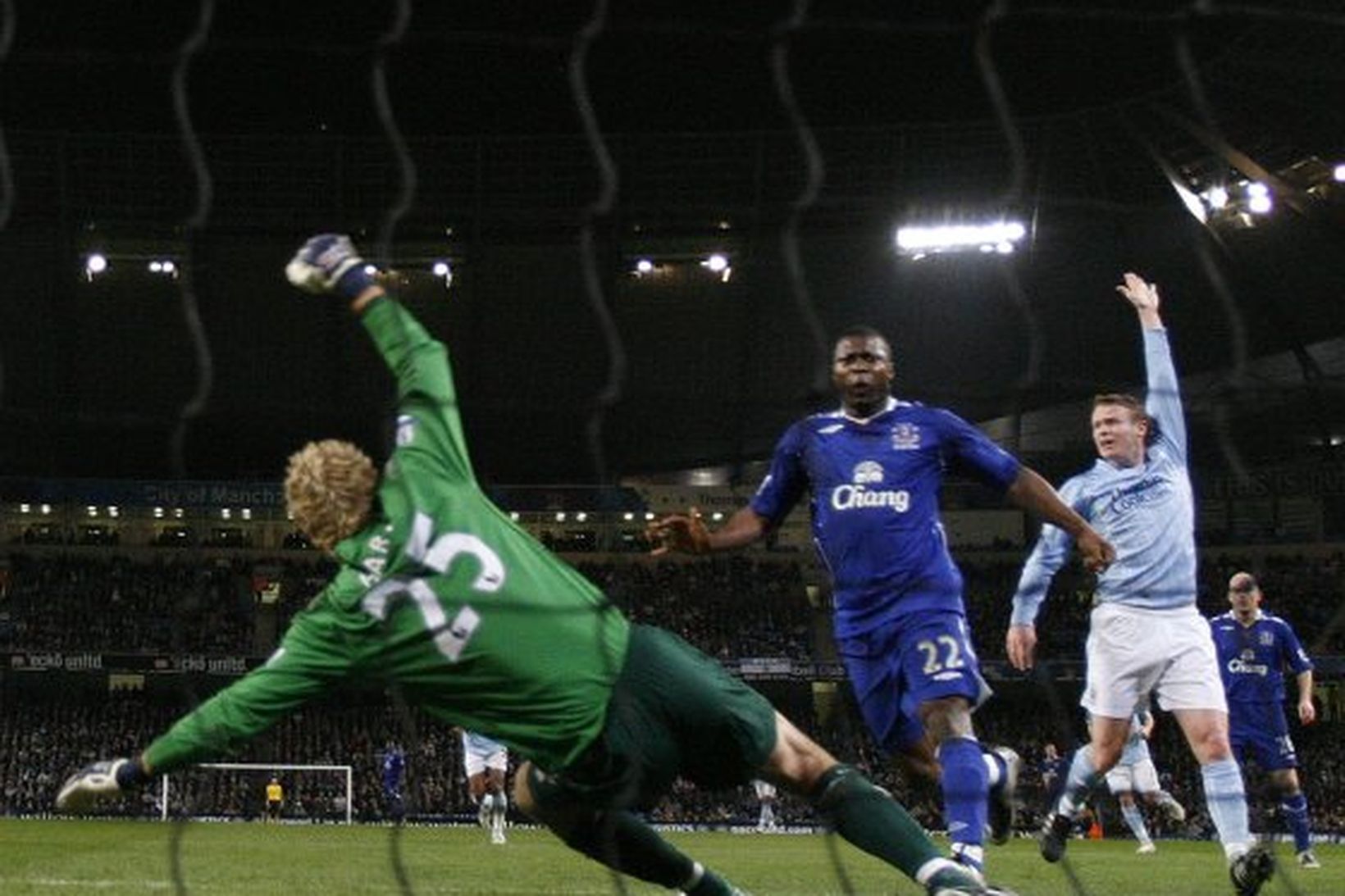 Yakubu skorar fyrra mark Everton gegn Manchester City í kvöld.