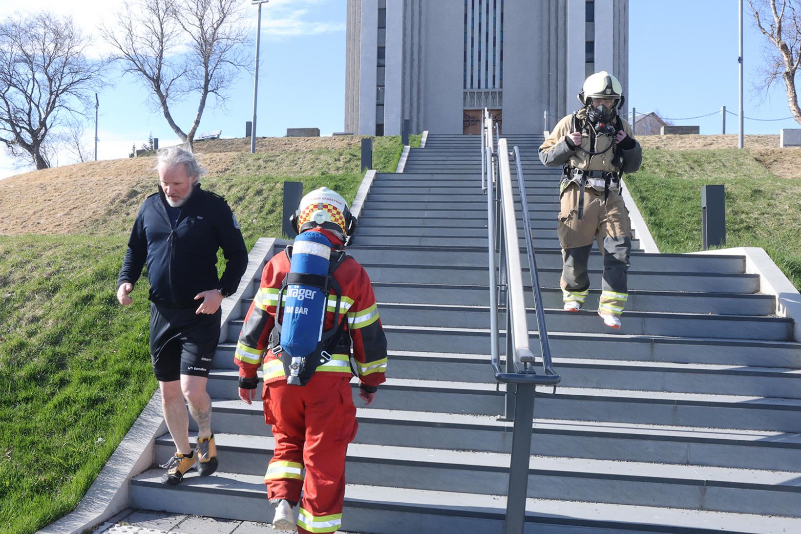 Upp og niður tröppurnar með grímu og kút á bakinu