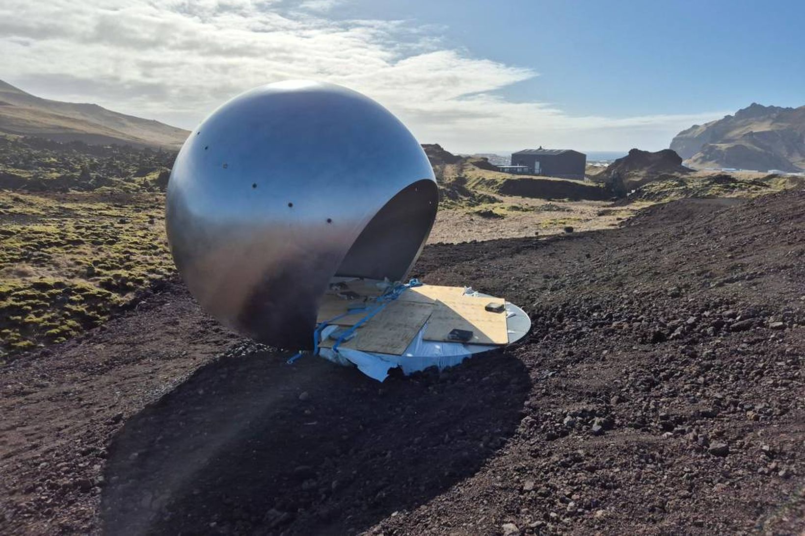 Uppsetning á listaverki hafin