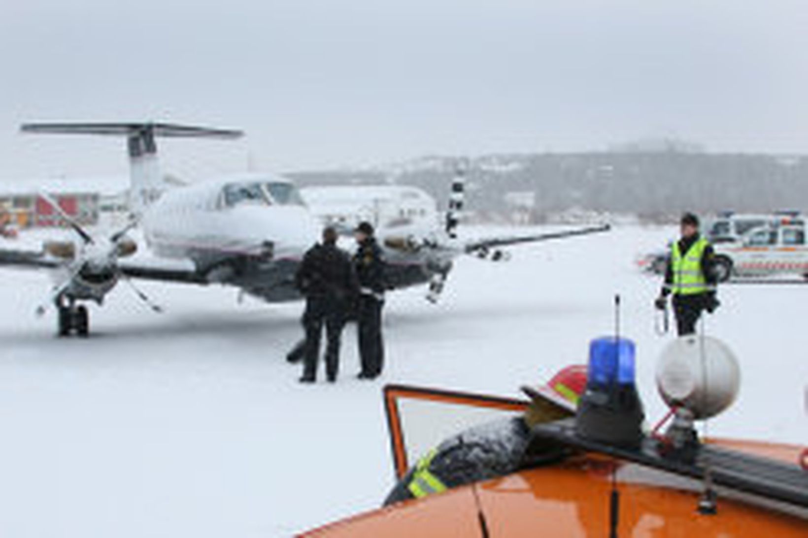 Flugvél Flugstoða eftir óhappið. Eins og sést bognuðu hreyfilspaðar þegar …