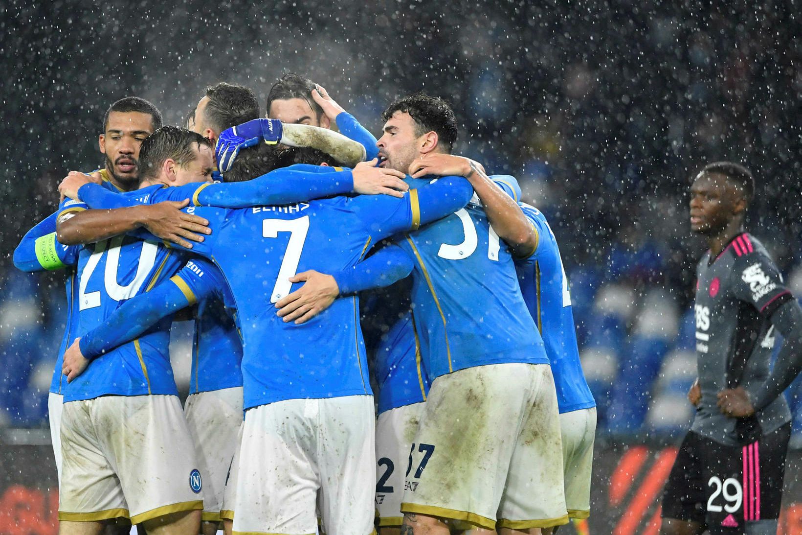 Leikmenn Napoli fagna 3:2 sigrinum á Leicester sem reyndist þó …