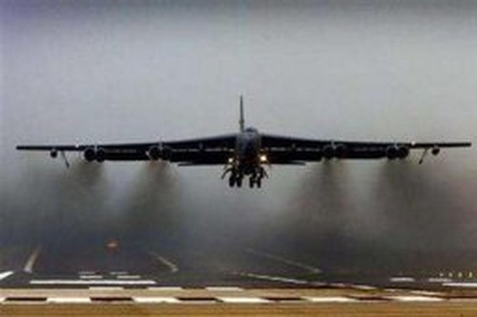 B-52 er átta hreyfla þota, ein stærsta sprengjuflugvél sem til …