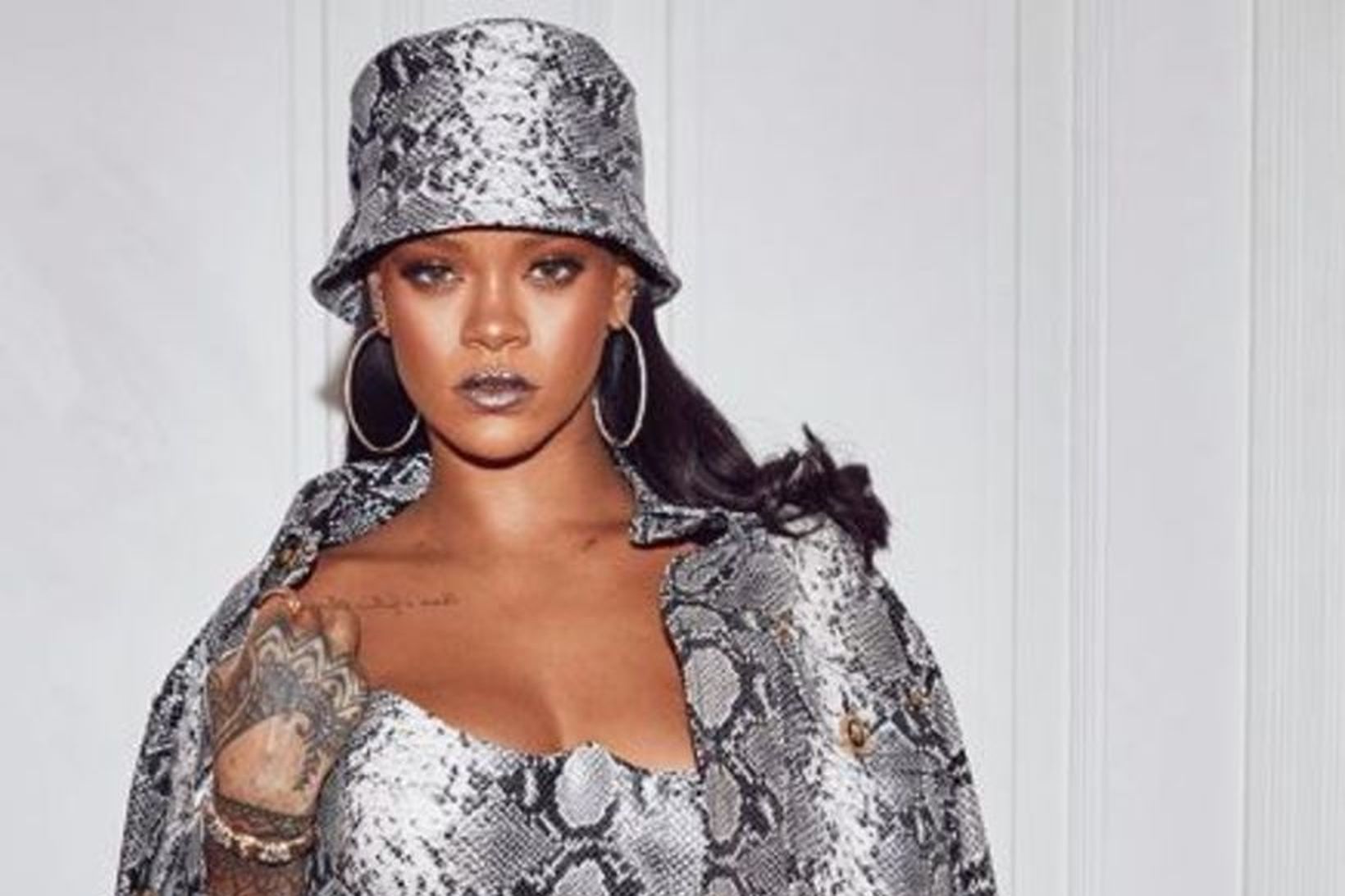 Rihanna var flott í fötum með snákaskinnsmunstri.