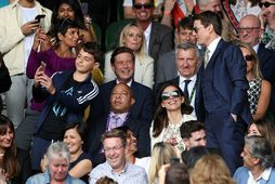 Hayley Atwell og Tom Cruise á úrslitaleik í einliðaleik kvenna á Wimbledon-mótinu í tennis.