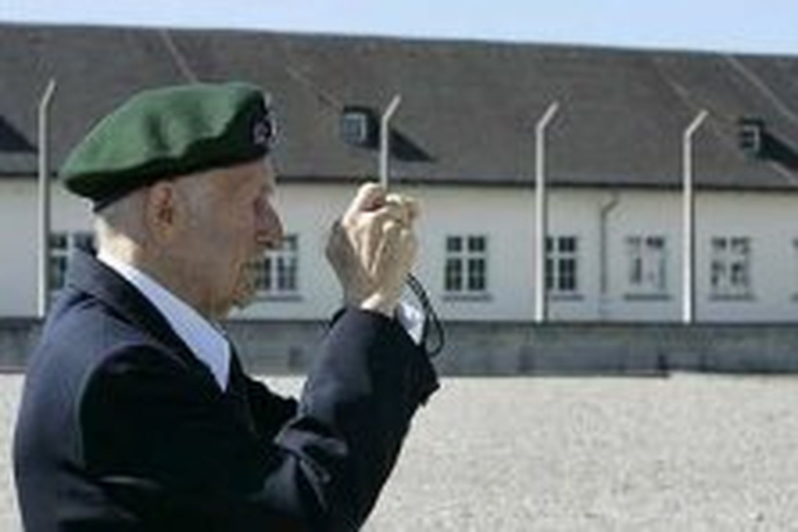 Gyðingur heimsækir aftur útrýmingarbúðirnar í Dachau.