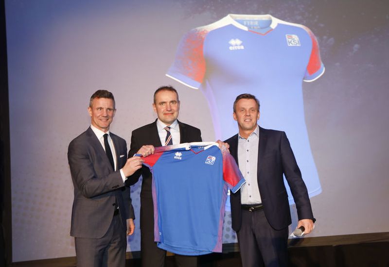 President Guðni Th. Jóhannsson (middle) during the presentation of the new shirt, which will be used during the FIFA World Cup Championships this summer.
