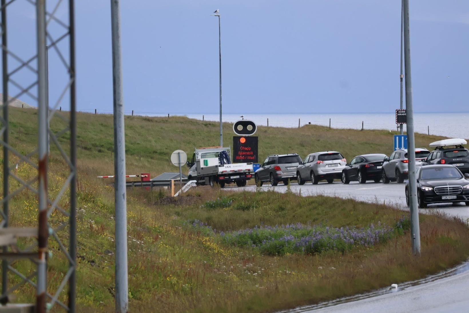 Biðröð myndaðist við gangnamunnann.