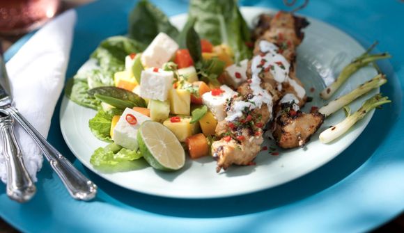 Bragðgóður satay-kjúklingur á spjóti í sumarlegu salati

