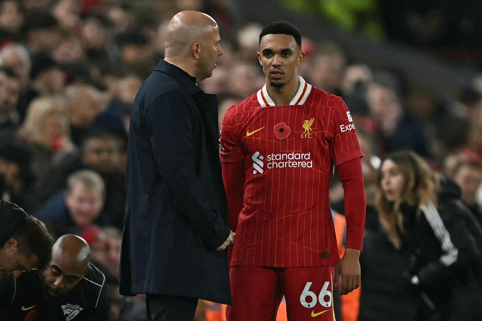 Trent Alexander-Arnold ræðir við Arne Slot eftir að hann fór …