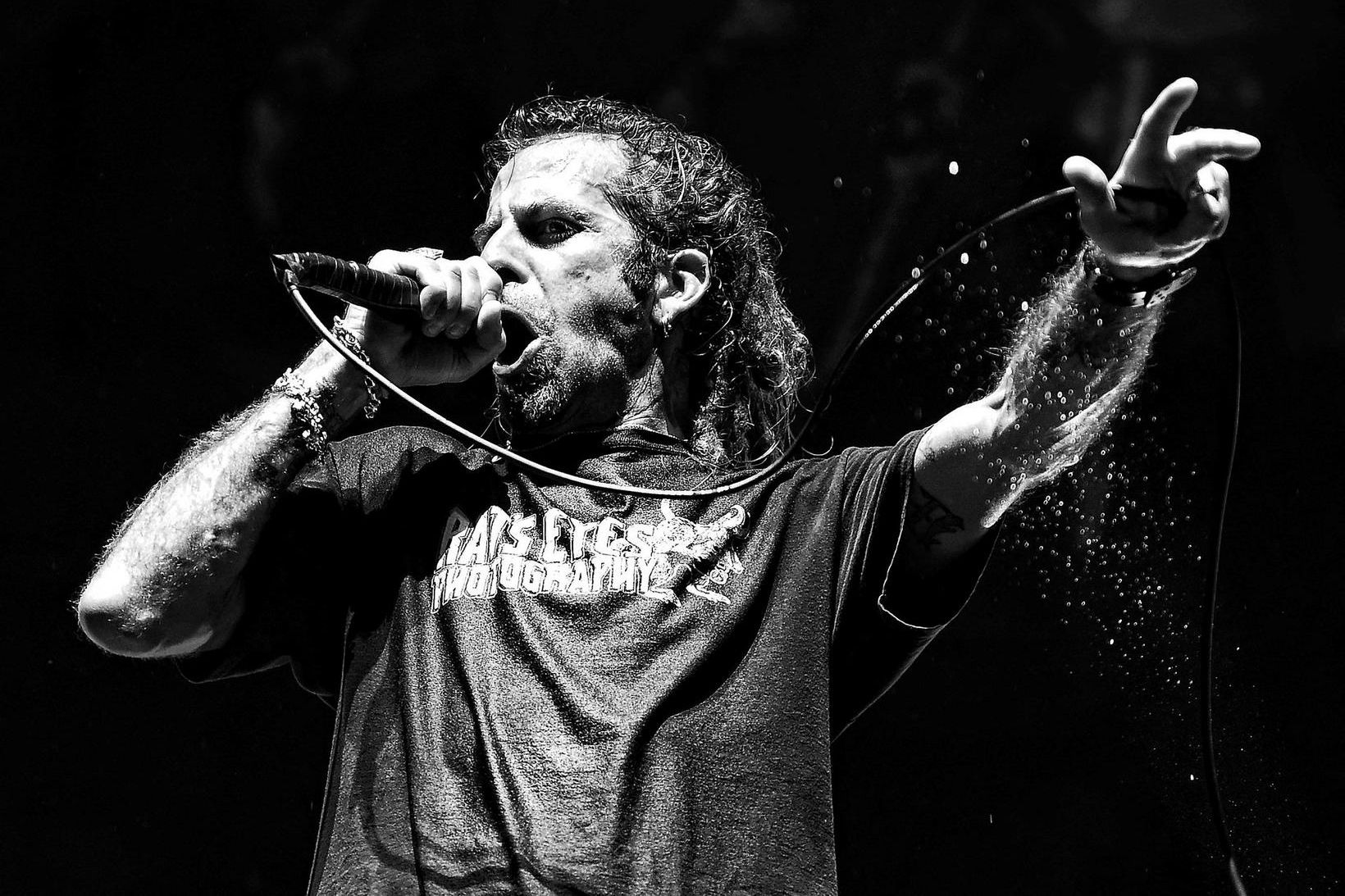 Randy Blythe í essinu sínu á tónleikum með Lamb of …