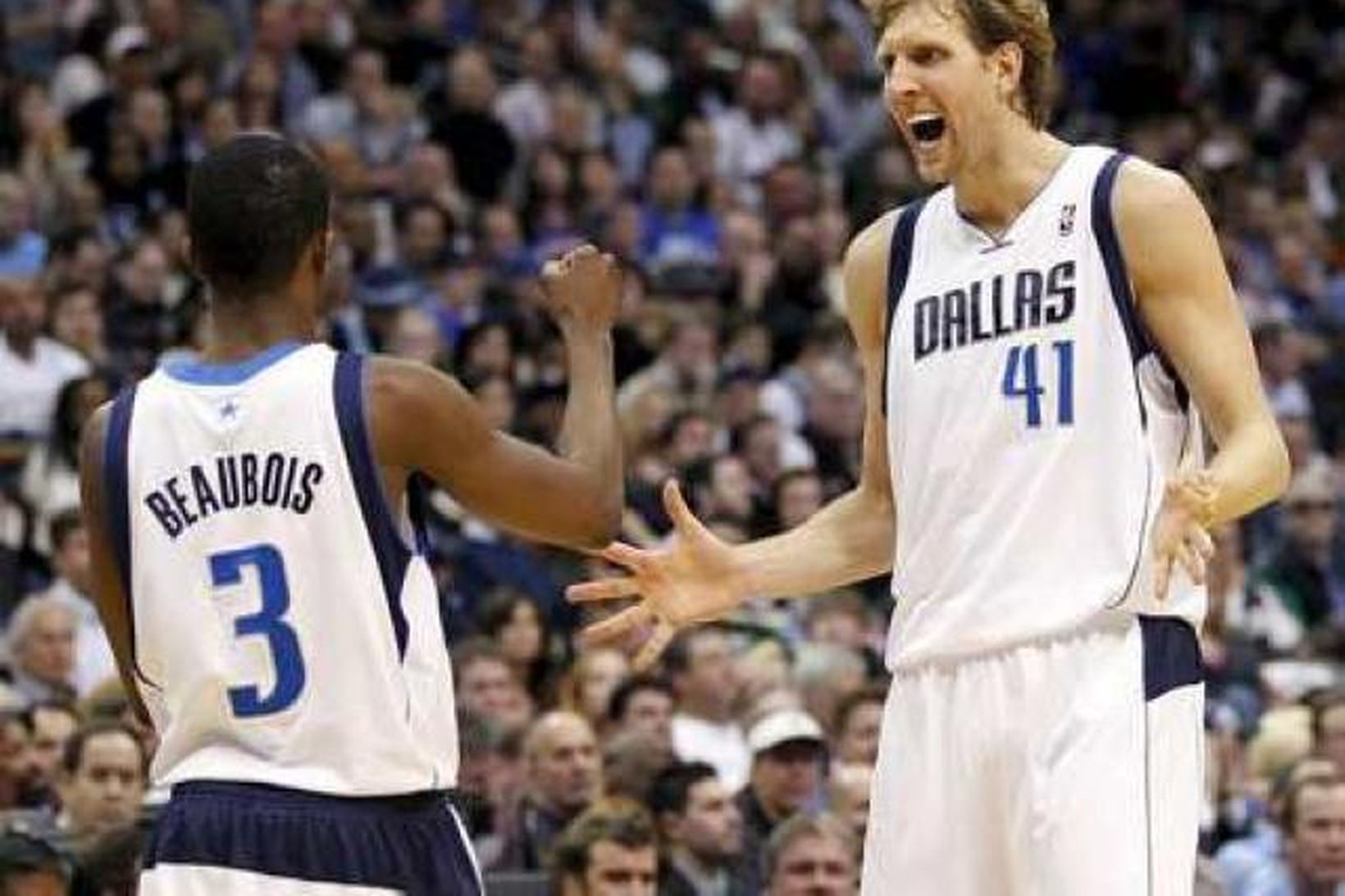 Dirk Nowitzki fagnar sigrinum í nótt.