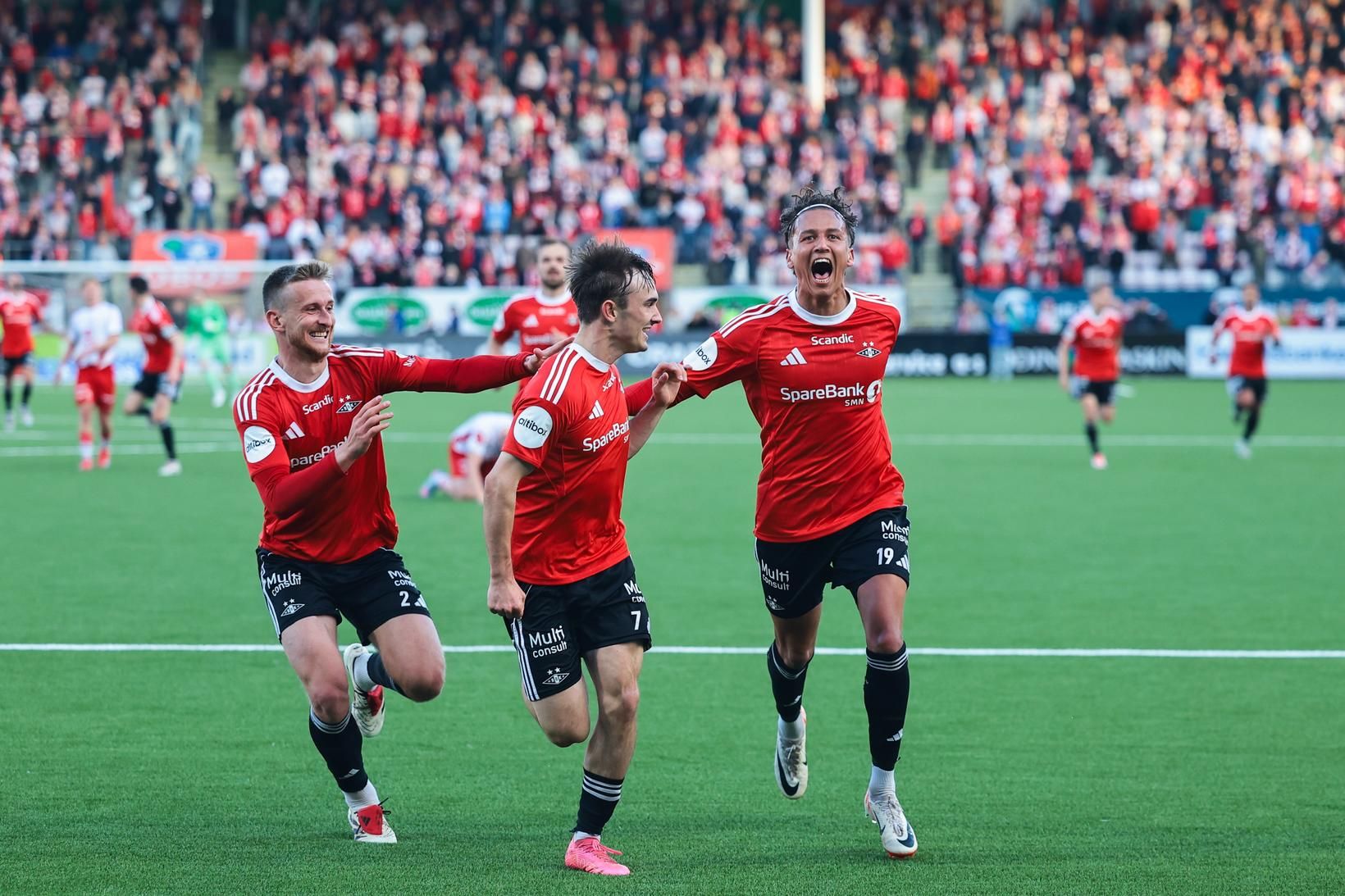 Leikmenn Rosenborg fagna seinna marki liðsins í gærkvöld.