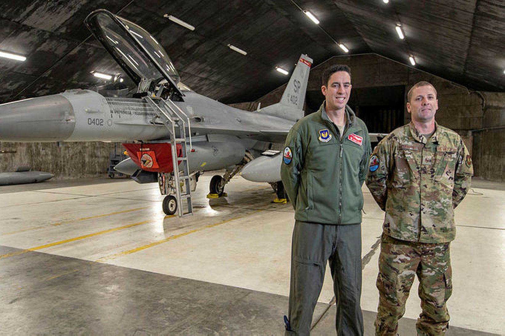 Dominic Collins og Michael Abernathy við eina F-16 þotu af …