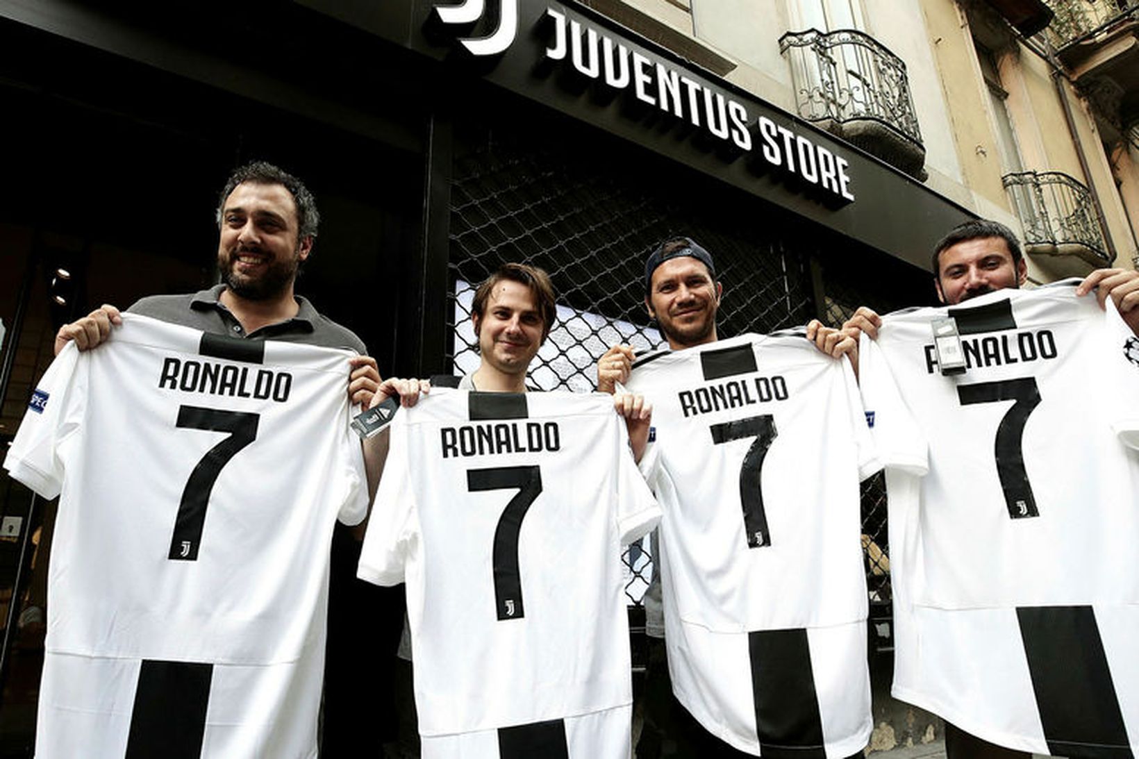 Stuðningsmenn Juventus með treyjur Cristiano Ronaldo.