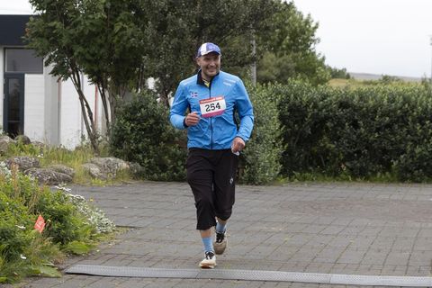 Dr. Guðni Th. Jóhannesson brosti breitt við komuna í mark.