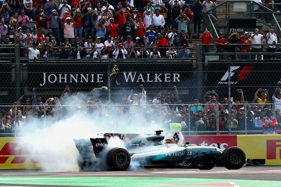 Lewis Hamilton fagnar titlinum með „kleinuhringjum“ rétt eftir endamark í Mexíkó.