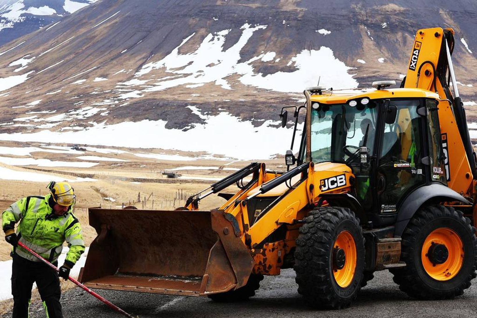 Unnið að holufyllingum í Dölum. Margt má bæta.