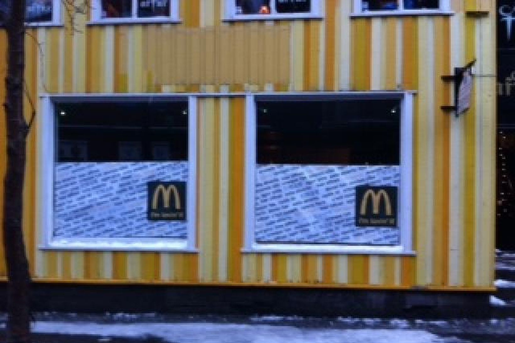 McDonald´s-borðar voru límdir á glugga verslunarpláss fyrir neðan Aftur á …