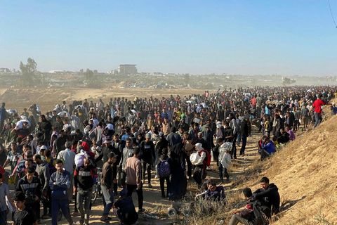 Palestínumenn á flótta undan árásum Ísraelshers.