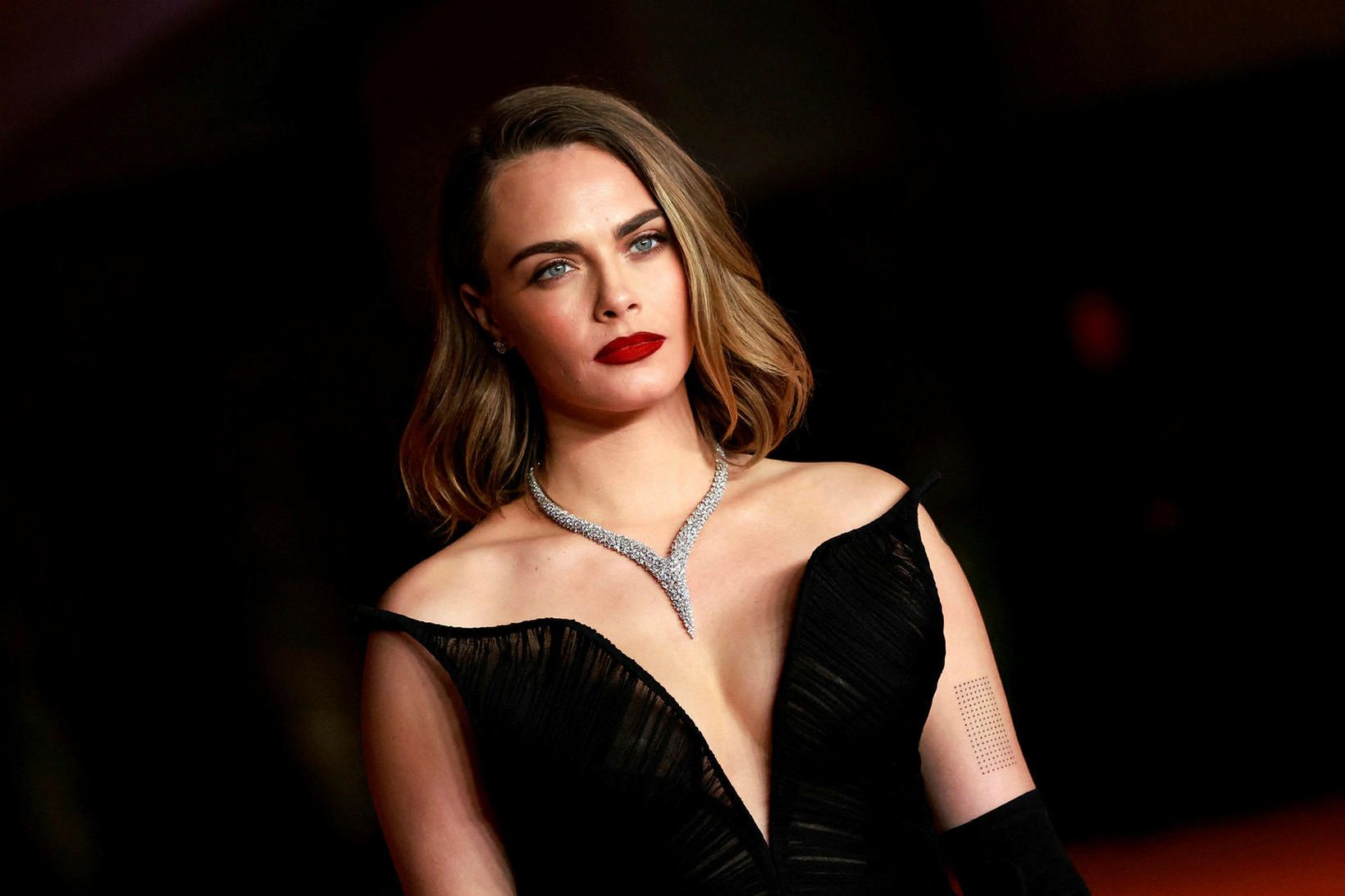 Cara Delevingne á leið í tónleikaferðalag
