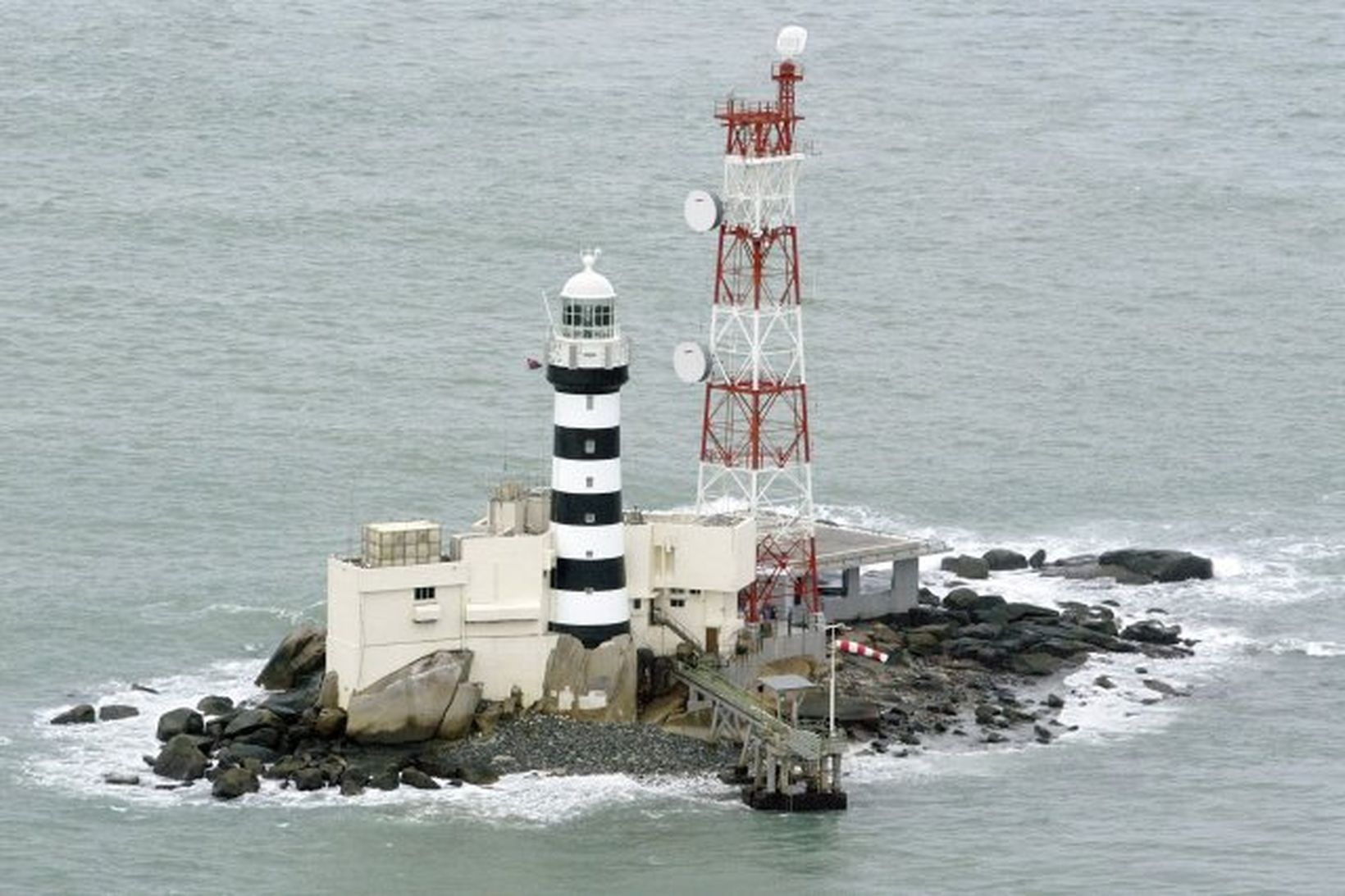 Loftmynd af smáeyjunni sem er kölluð Pedra Branca í Singapore, …