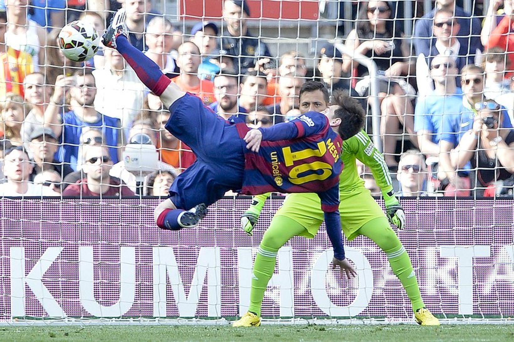 Lionel Messi sýnir mögnuð tilþrif fyrir framan mark Valencia í …