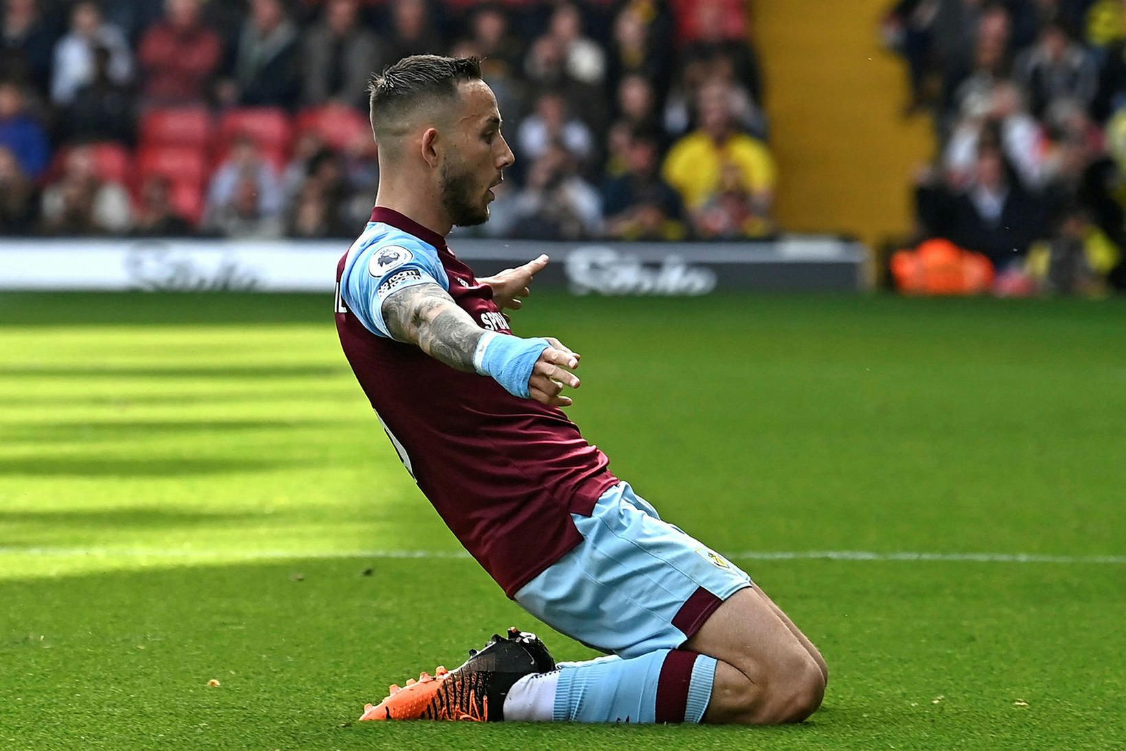 Josh Brownhill fagnar marki með Burnley.