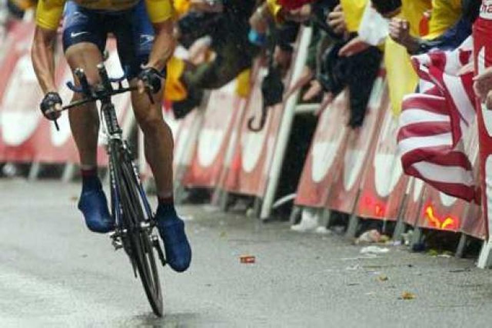 Armstrong í lok dagleiðar í Tour de France í Nantes árið 2003.