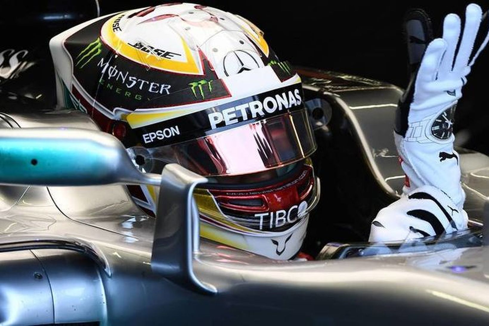 Lewis Hamilton skrýðist keppnishönskum.