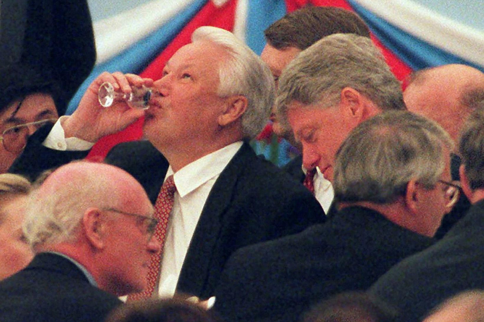 Boris Jeltsín, þáverandi Rússlandsforseti, með vodkastaup á lofti í maí …