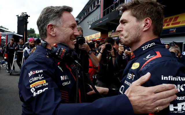 Christian Horner fagnar með Max Verstappen.