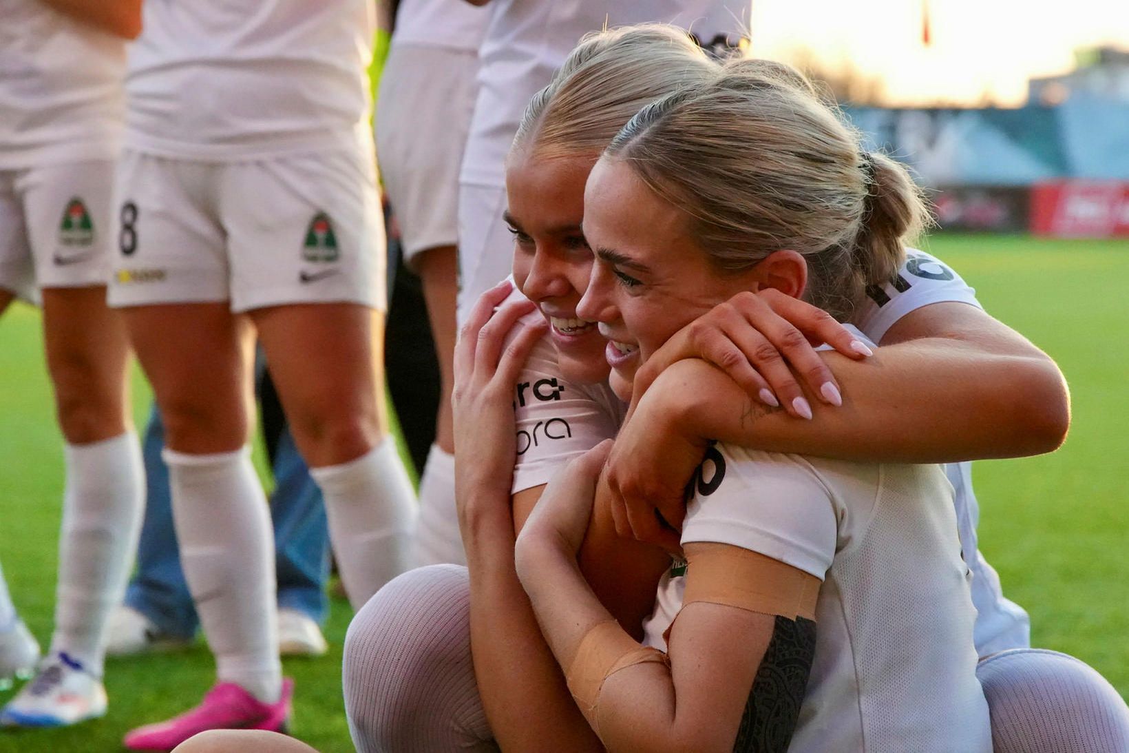 Barbára Sól Gísladóttir og Katrín Ásbjörnsdóttir fagna Íslandsmeistaratitlinum á síðasta …