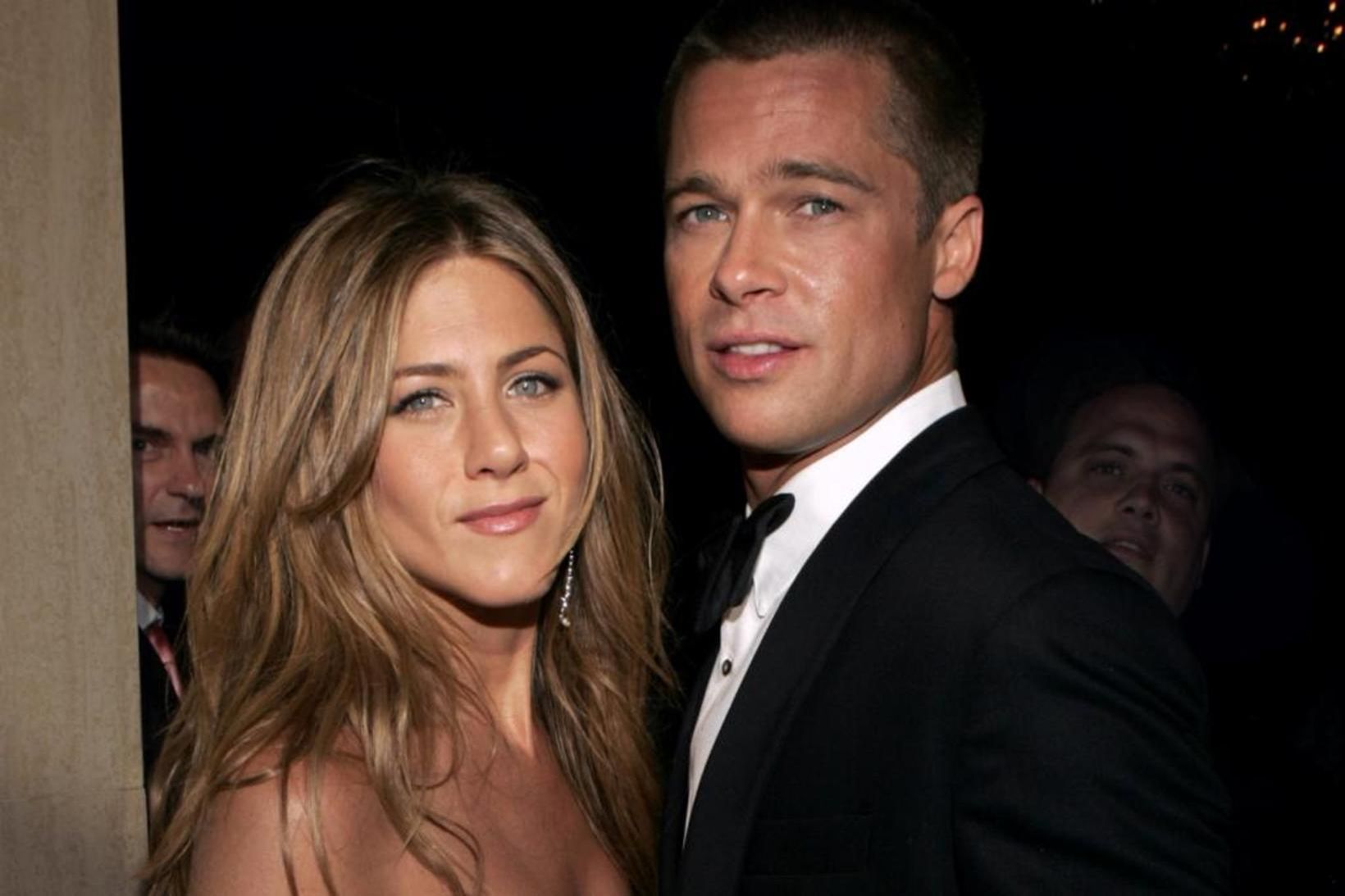 Jennifer Aniston og Brad Pitt á meðan allt lék í …
