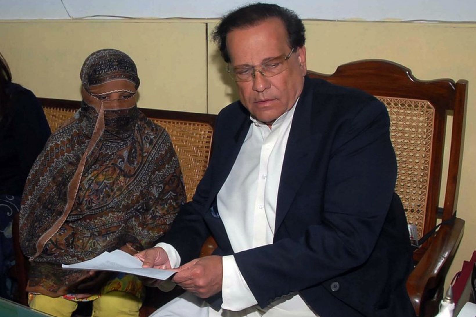 Hér sést Salman Taseer ríkisstjóri rétta Asia Bibi gögn varðandi …