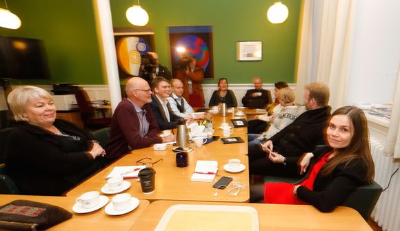 Þingflokksfundur VG hafinn