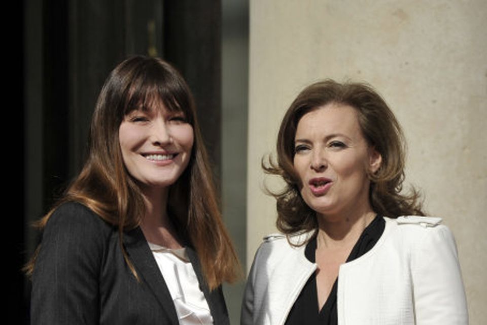 Valerie Trierweiler, unnusta Francois Hollande, nýkjörins forseta Frakklands og Carla Bruni eiginkona Sarkozy, fráfarandi forseta.