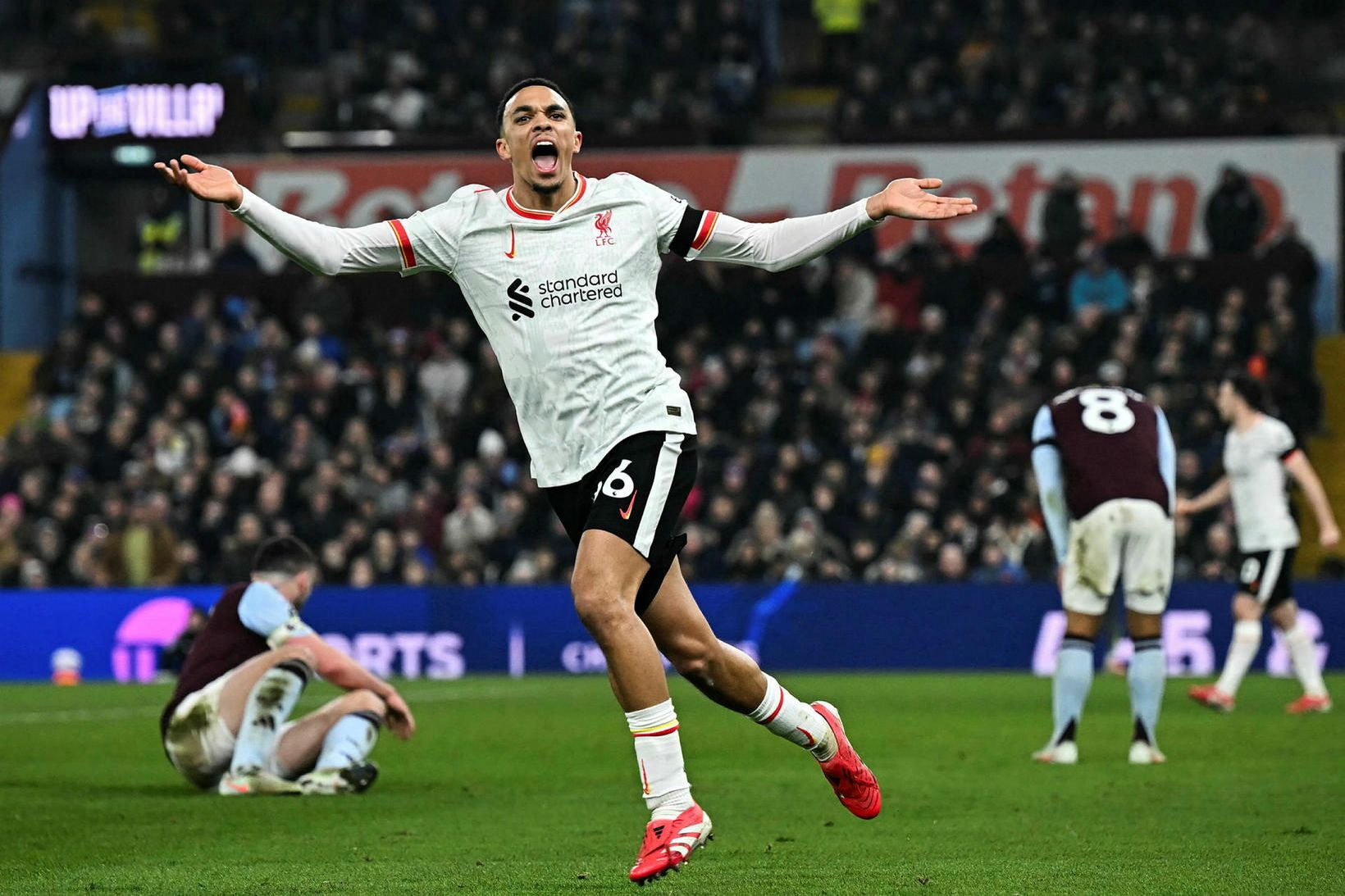 Trent Alexander-Arnold fagnar eftir að hafa jafnað leikinn í kvöld.