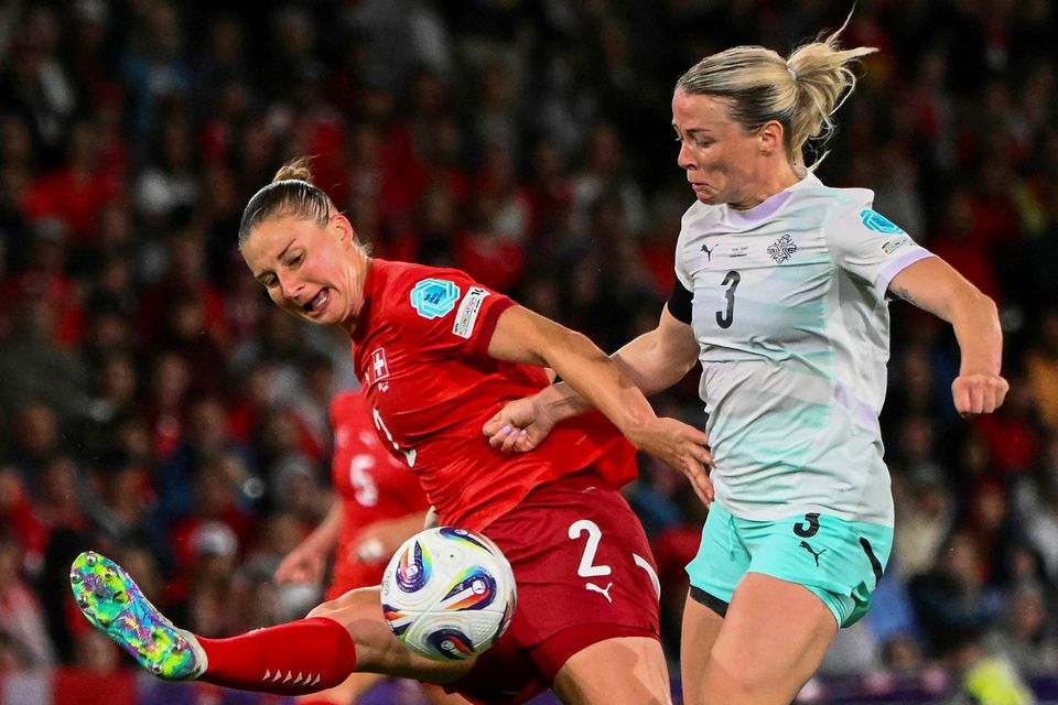 Sandra María Jessen í baráttunni við Julia Stierli.